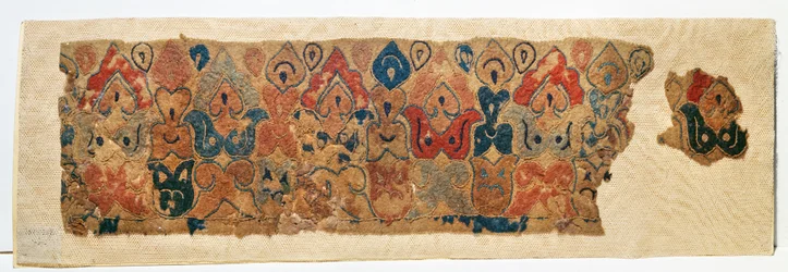 Fragment eines Wandbehangs mit Blumen- und Lotusknospenbordüre